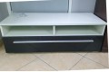 Έπιπλο Τηλεόρασης Verona 100cm – Λευκό Ματ & Μαύρη Λάκα | Bazaar